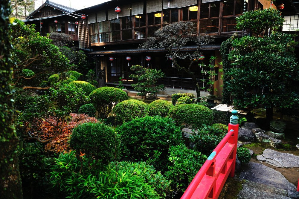 Khu vườn trước tòa nhà phụ của Kagetsu-ro