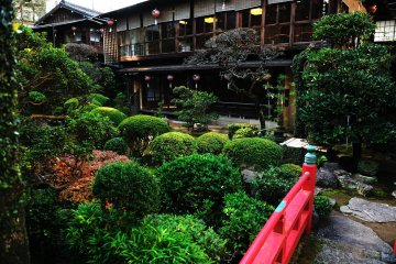 สวนหน้าระเบียงของร้านอาหาร Kagetsu-ro