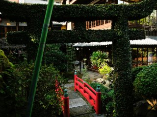Cầu thang để đến vườn Sansui  ở phía sau nơi tôi đứng