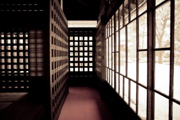 <p>Внутри домов вы найдете номера и коридоры в традиционном японском стиле. Каждый дом имеет уникальные конструктивные особенности и дизайн.</p>