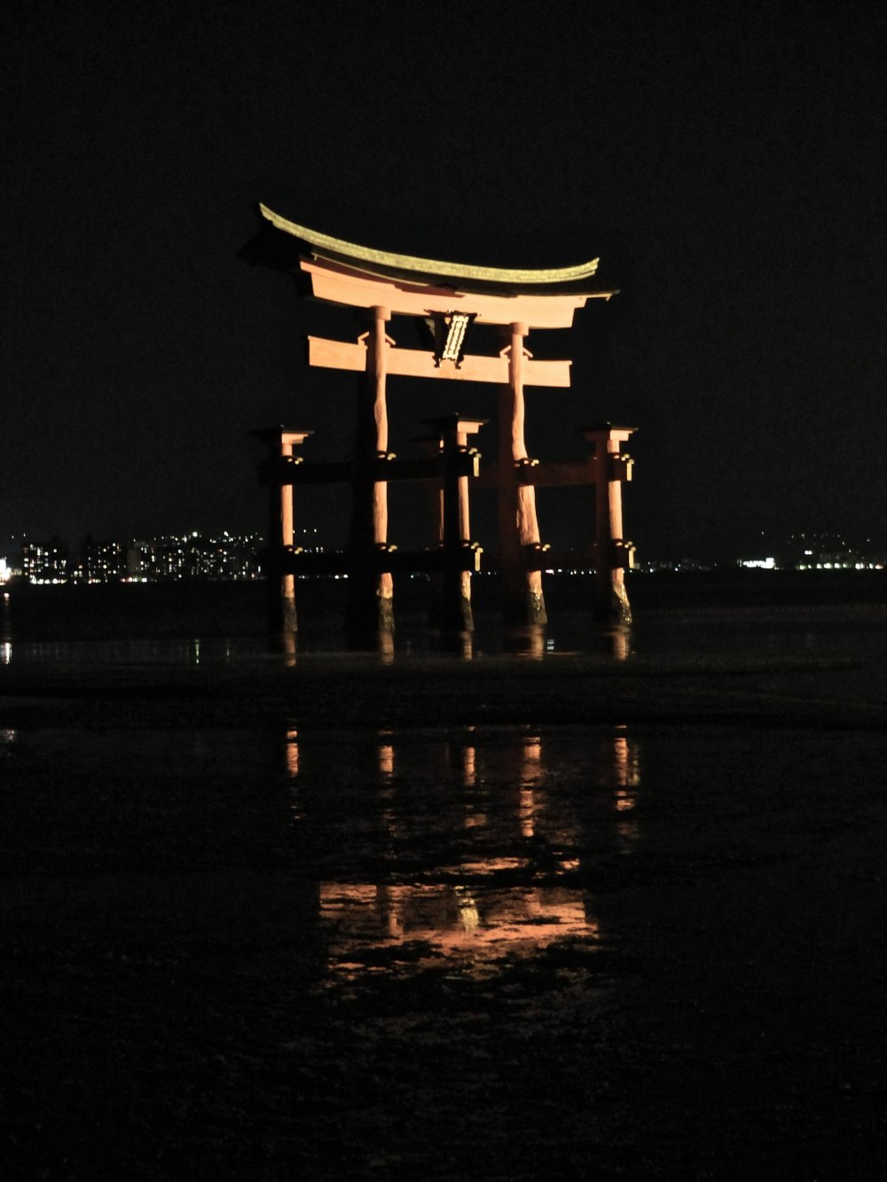 The famous torii gate of&nbsp;Itsukushima Shrine