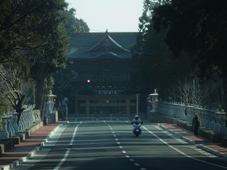 The Ha-chobaba&nbsp;is an&nbsp;800 meter long lantern-lined road leading to the main gate. The cedar trees that also line the road are said to have been planted in the beginning of the 17th century.