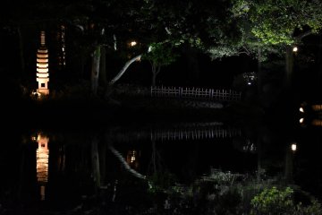 Каменный фонарь, мост, деревья - все отразилось на водной глади пруда!