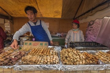 <p>Vendors selling all sorts of typical festival foods are present at the Kawazu festival. Yakitori and various other shish-ka-bob meats are not to be missed!</p>