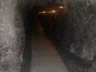 Một trong các đường hầm -- đường hầm được bảo trì rất tốt, sạch và an toàn. 