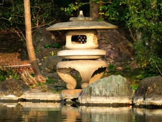 池の畔に配された石灯籠