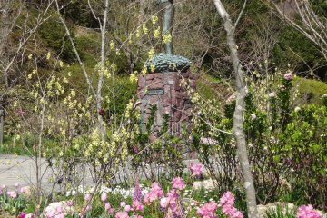 <p>A statue of Kochi-born botanist Tomitaro Makino</p>