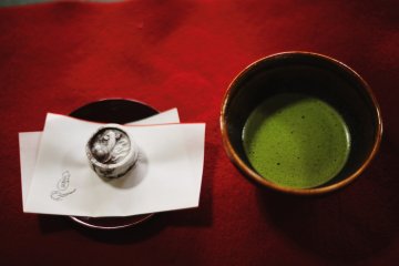 <p>I took a rest with snacks at Daikyuan Teahouse. The accompanying sweet cake had&nbsp; a gourd cup and fish design, the crest of&nbsp;Taizo-in!</p>