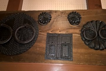 <p>The old iron door handles</p>