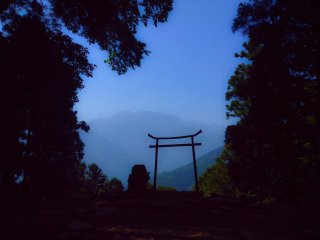 Puncak gunung Ishizuchi dilihat dari Hoshi-ga-mor