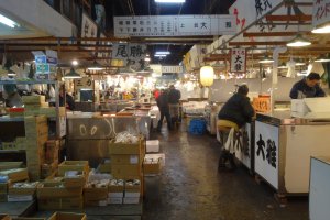บรยากาศของตลาดปลาส่วนใน หรือ Jonai Shijo
