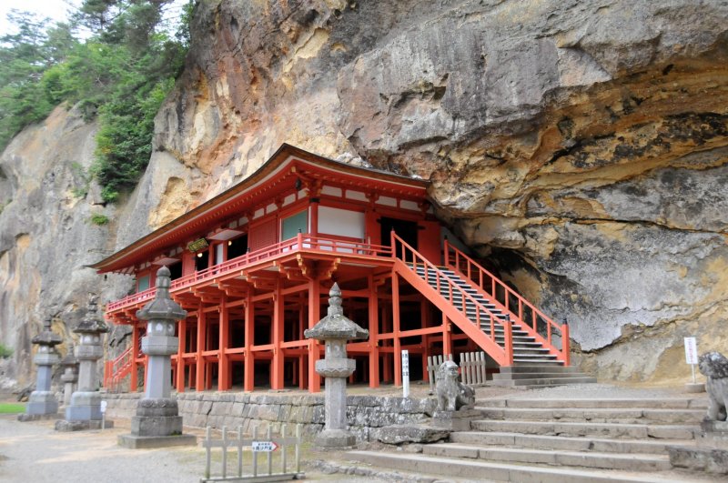 <p>When the temple was first built, there were 108 images of Bishamonten, the Guardian of Buddhist Law, enshrined here. The 33 that remain are unveiled every thirty-three years. The last unveiling was on April 17-18, 2010.</p>