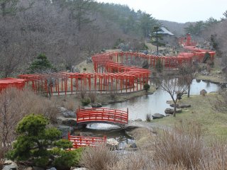 Cette photo a &eacute;t&eacute; prise depuis une pente &agrave; proximit&eacute; du sanctuaire Takayama Inari