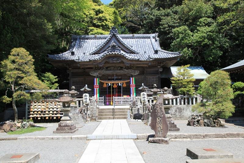 Đền Shirohama, một nơi yên bình và cuốn hút với khung cảnh ngoạn mục xung quanh