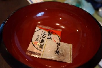 <p>료칸 객실에 놓여있던 간식! 하나는 신맛이 매우 강한 절인 매실? 같은 맛, 다른 하나는 새우깡보다 더 새우맛이 강한 과자였어요.</p>