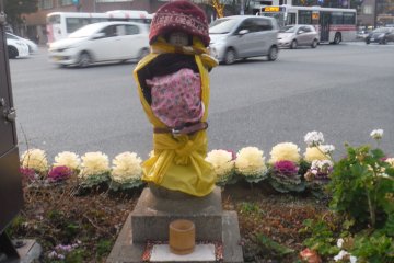 <p>รูปปั้นหินจิโซริมถนน ช่วงหน้าหนาวมีคนเอาผ้ามาห่มให้</p>