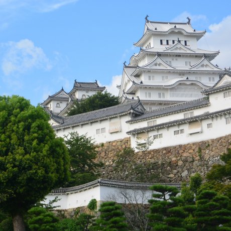 Bersantai di Halaman Kastil Himeji