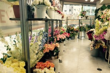 <p>Artificial flowers are displayed just like a real&nbsp;florist shop.</p>
