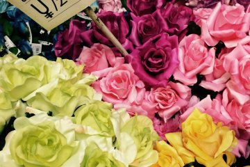 <p>They sell flowers in bulk or individually. A bunch of flowers like this would be will be 430 each, while three bunches would be 1200 Yen.</p>