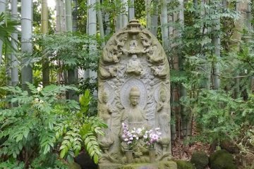 <p>นอกจากป่าไผ่แล้ว วัดโฮะโกะกุ-จิยังมีสวนญี่ปุ่นเล็กๆ ที่เต็มไปด้วยความงามเช่น โคมไฟหิน รูปปั้น อ่างหิน ที่ซ่อนตัวอยู่ตามมุมต่างๆ</p>