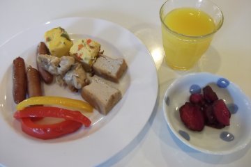<p>My first swing at the breakfast buffet</p>