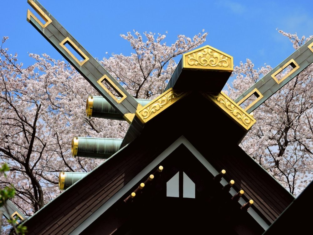 Atap Kuil Sugiyama yang mencolok