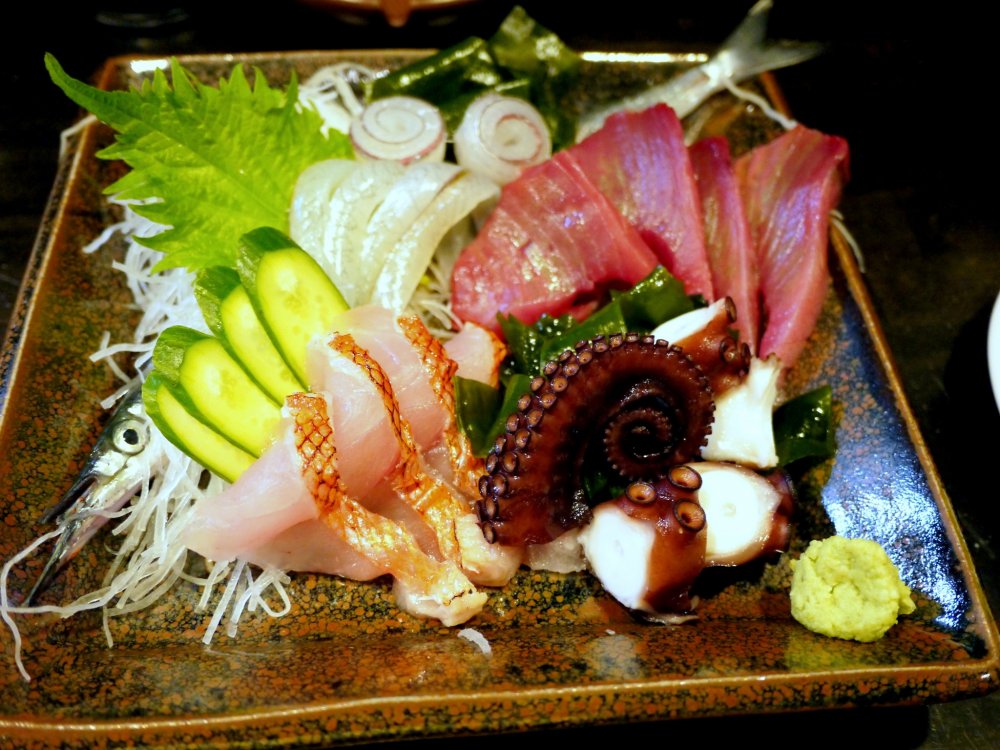 Sashimi yang diatur dan ditempatkan dengan indah pada piring merupakan sebuah seni makanan
