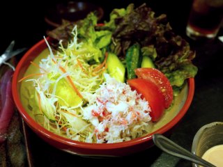 Salad segar dengan daging kepiting
