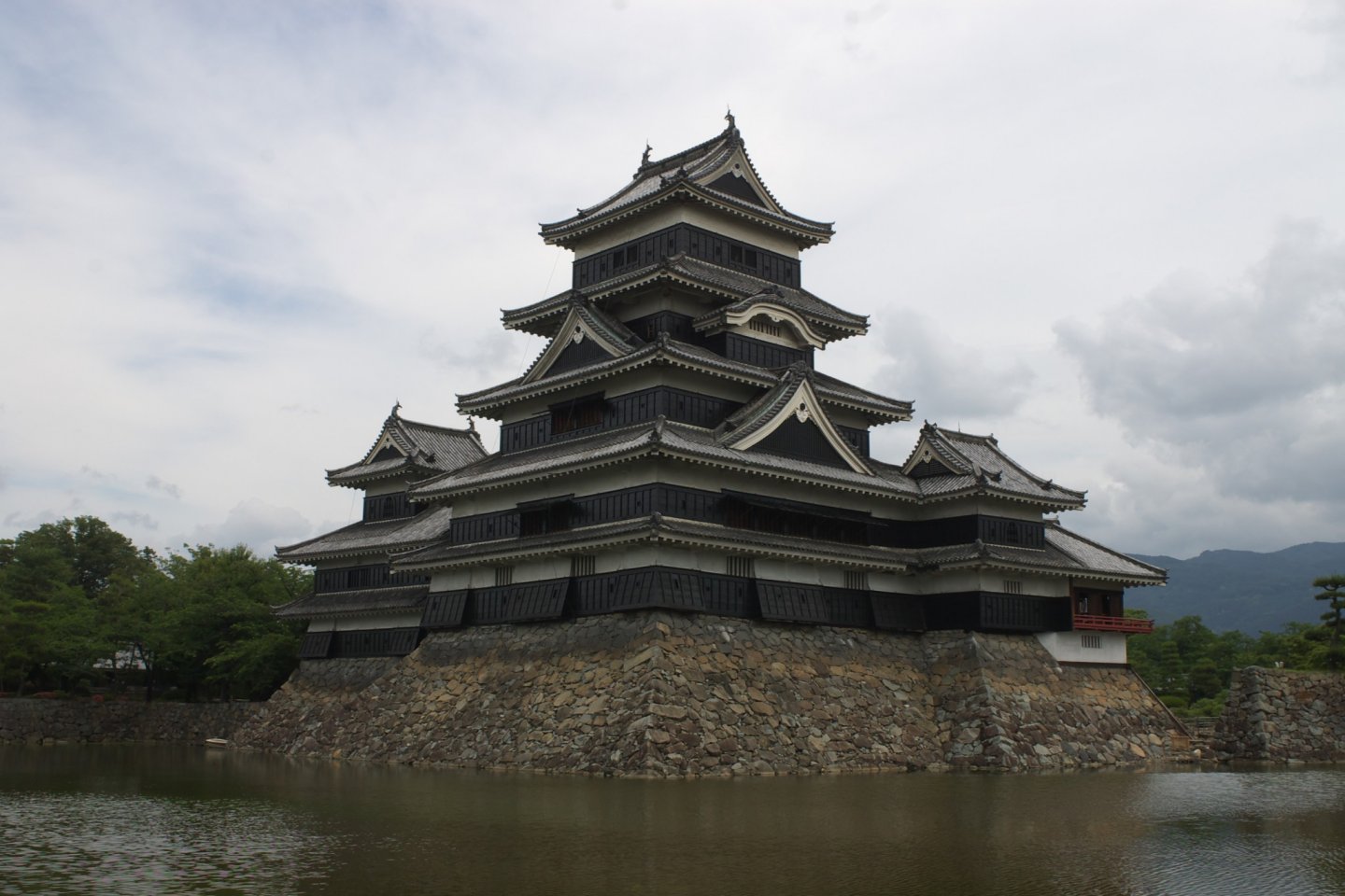 Из-за черных стен и характерного очертания боковых башен, напоминающих распростертые птичьи крылья, замок Мацумото был прозван "Замком черного ворона"