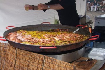 <p>A giant paella</p>