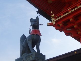 หนึ่งในหลายๆ คิซึตเนะ (kitsune) ของศาลเจ้าฟุชิมิ อินะริ