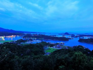 夜の照明が残る日の出前の天草松島