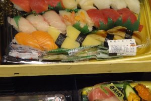 Những hộp sushi để mang đi với đa dạng kích cỡ và kết hợp.