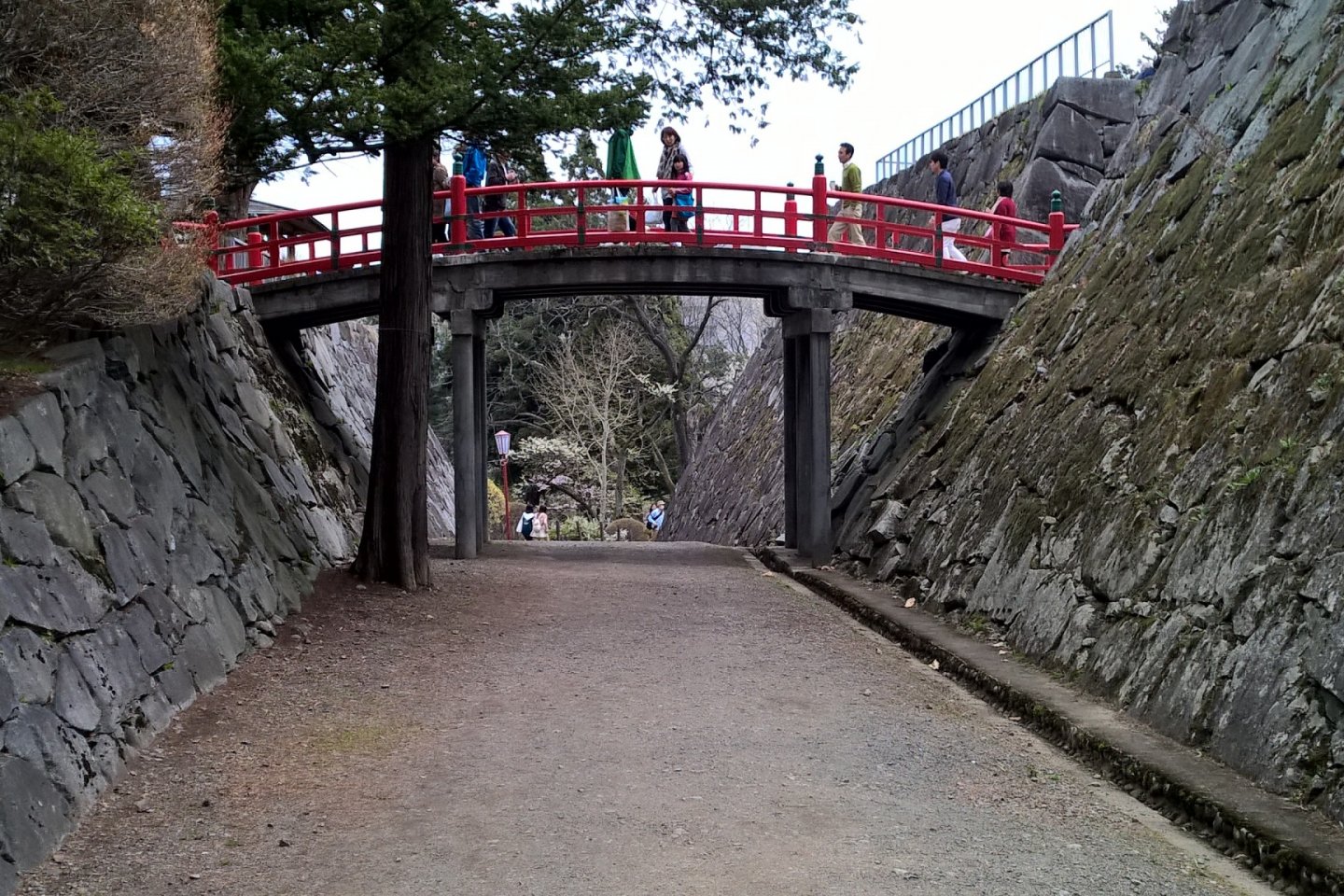 Le pont en arche qui relie les deux terrasses du haut du parc