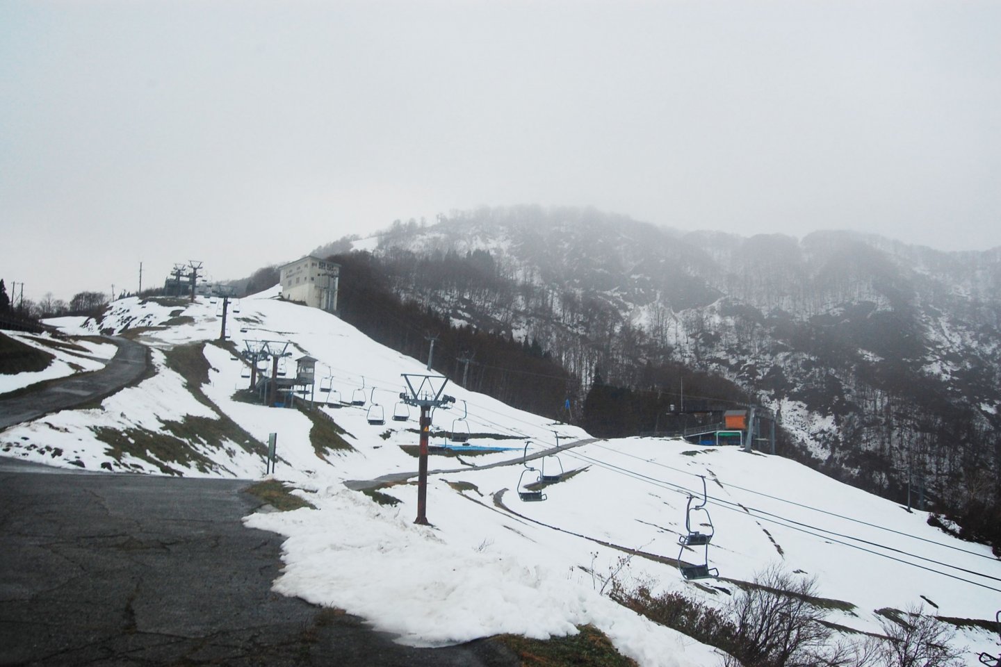 Atraksi utama yaitu bermain ski, sayangnya awal Desember belum buka.