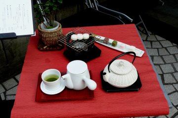 <p>If you want something traditional, try Japanese sweets with green tea</p>