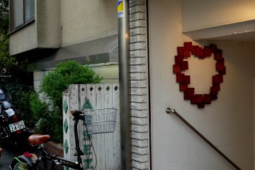 <p>This pretty heart is hanging at the entrance of a beauty salon</p>
