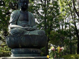 Просветленный Будда всегда изображается с завитками на голове и большими ушами