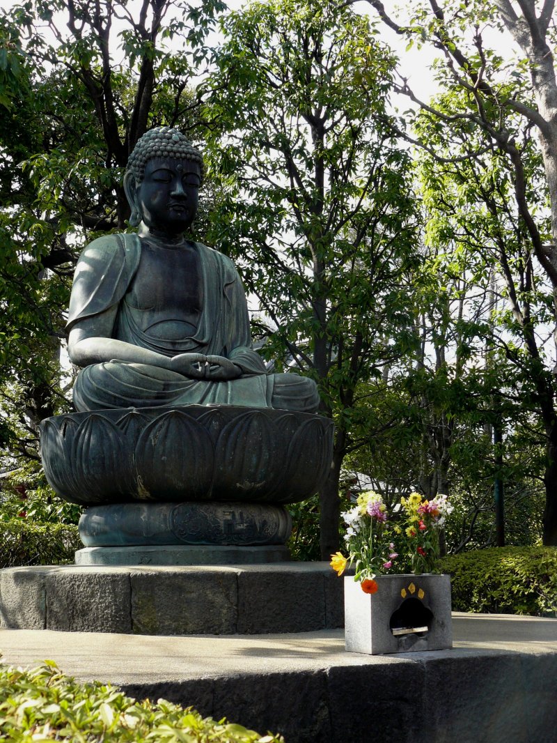 <p>Просветленный Будда всегда изображается с завитками на голове и большими ушами</p>