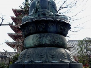 По центру фотографии расположен буддистский символ совершенства, известный также как &quot;вихрь&quot; или &quot;свастика&quot;. По-японски - мандзи