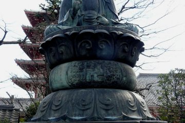 <p>По центру фотографии расположен буддистский символ совершенства, известный также как &quot;вихрь&quot; или &quot;свастика&quot;. По-японски - мандзи</p>
