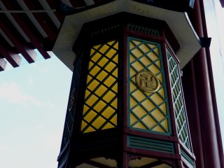 На этом фонаре Сэнсо-дзи тоже изображен символ совершенства