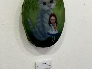 Алиса и Чеширский кот на выставке &quot;Самый длинный сон&quot; Томоми Хасэгавы в галерее Span art