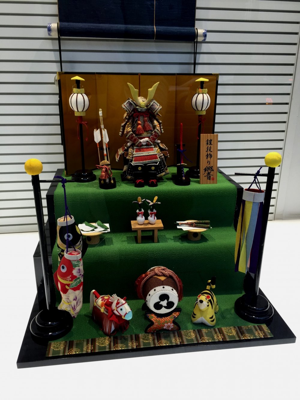 Композиция в витрине канцелярских товаров Tokyo Kyukyodo ко дню детей, который традиционно отмечается пятого мая