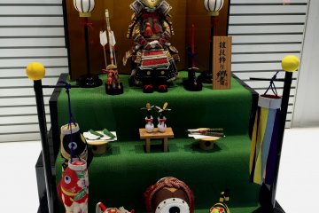 <p>Композиция в витрине канцелярских товаров Tokyo Kyukyodo ко дню детей, который традиционно отмечается пятого мая</p>