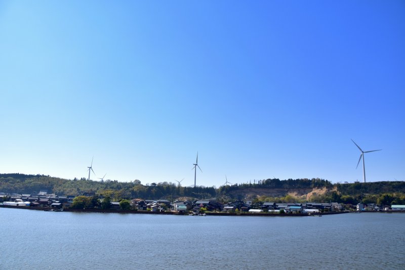 <p>Refreshing view of Lake Kitagata and windmills seen from the observation deck</p>
