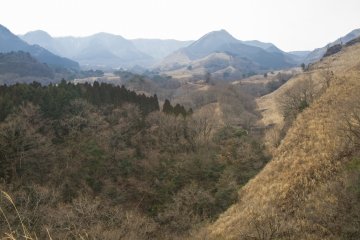 <p>This is the southern edge of Aso&#39;s&nbsp;gigantic volcano caldera</p>