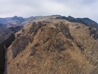 Vách đá núi Rakan và núi Takagi nhìn từ trên xuống
