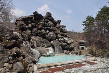 <p>Bathing in an outdoor rockery at Tamago-yu</p>