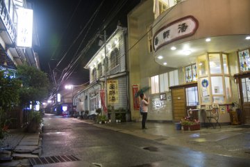 <p>The&nbsp;historic Yakushi-yu: bath in the white building, gallery and cafe on the left of it</p>